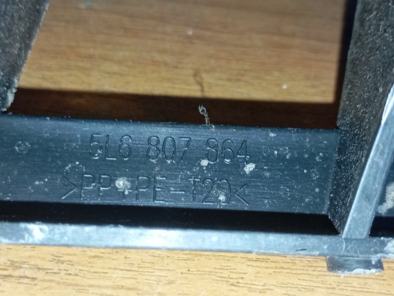 Кронштейн бампера Skoda YETI 2011 5L