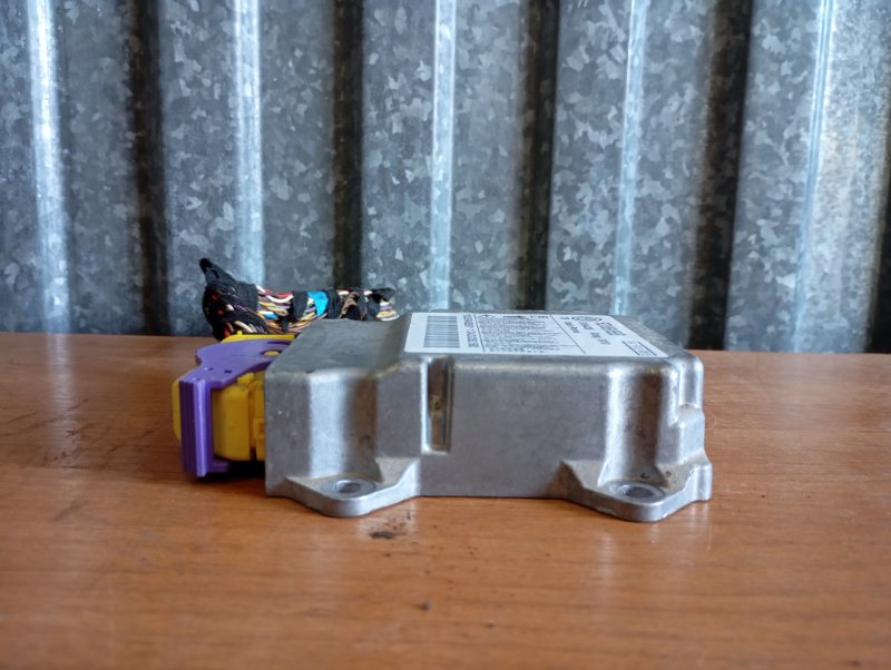 Блок управления подушками безопасности Skoda YETI 2011 5L