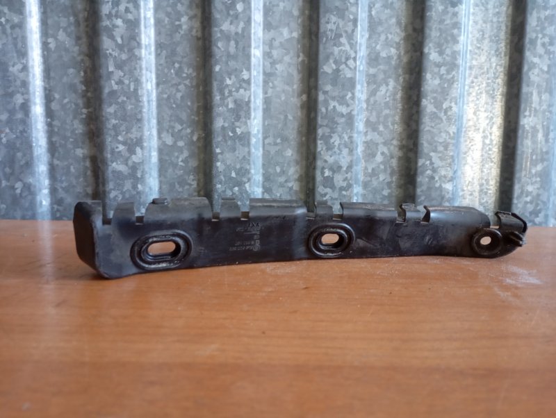 Кронштейн бампера Skoda YETI 2011 5L