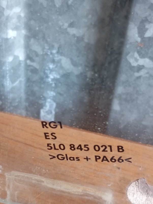 Стекло двери Skoda YETI 2011 5L