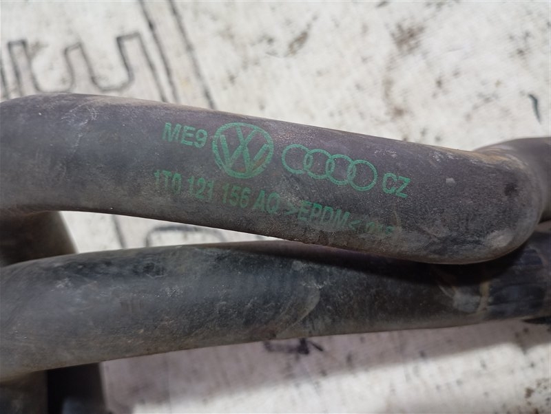 Патрубок отопителя Volkswagen Touran 2011 1T