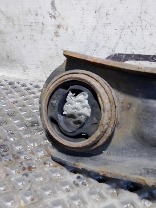 Рычаг подвески Skoda YETI 2011 5L