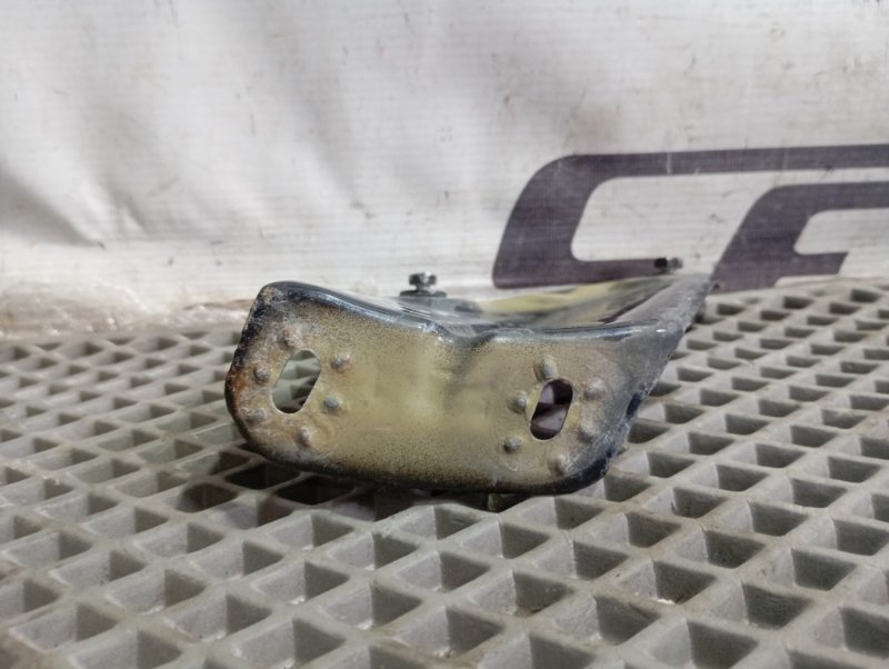 Кронштейн крыла Skoda YETI 2011 5L