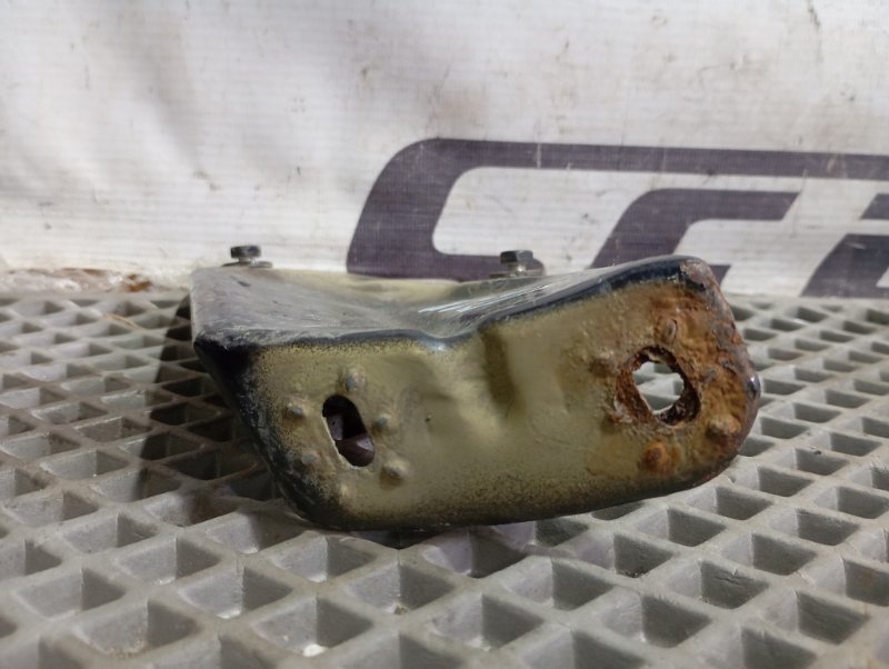 Кронштейн крыла Skoda YETI 2011 5L