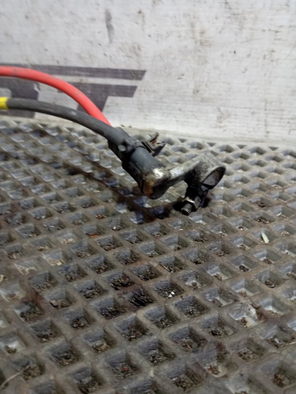 Клемма аккумулятора Skoda YETI 2015