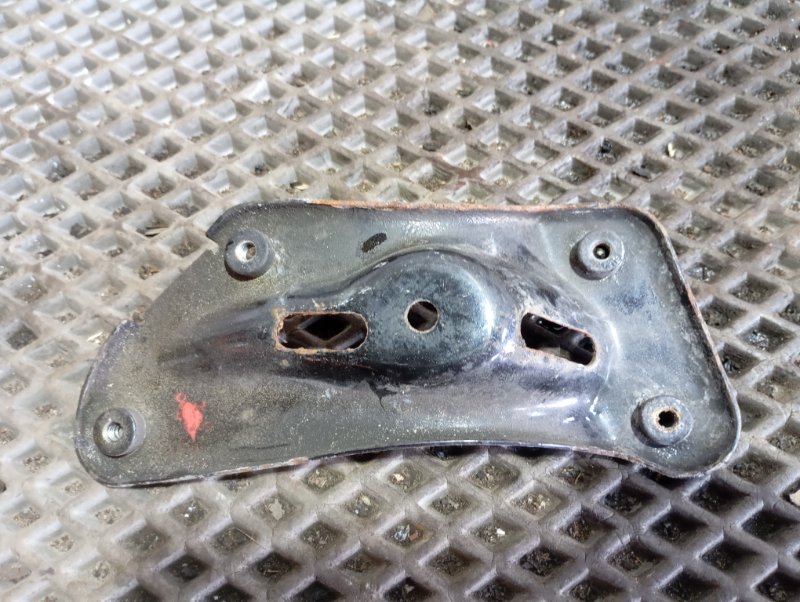 Кронштейн крыла Skoda YETI 2011 5L