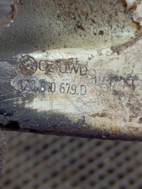 Кронштейн крыла Skoda YETI 2011 5L