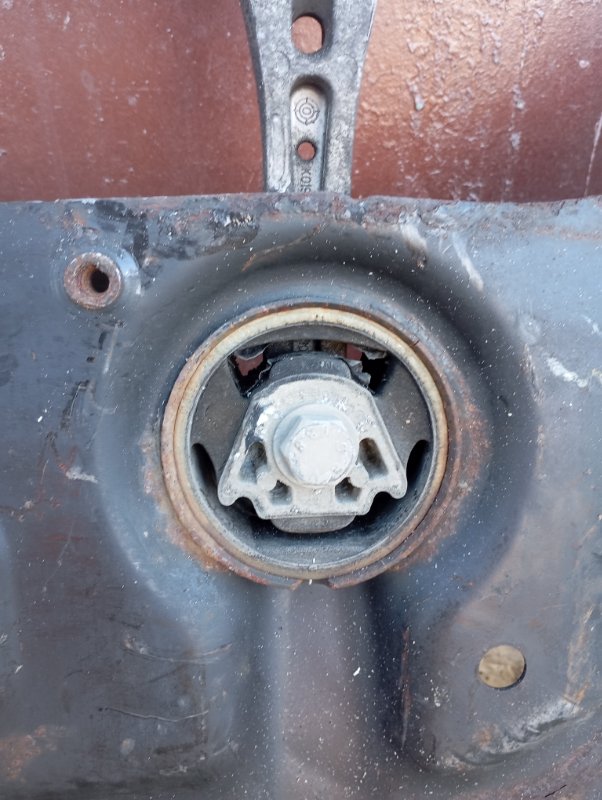 Подрамник Skoda YETI 2011 5L