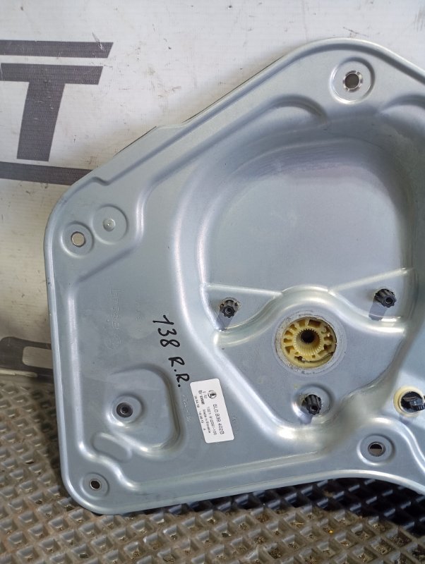 Стеклоподъемник Skoda YETI 2015