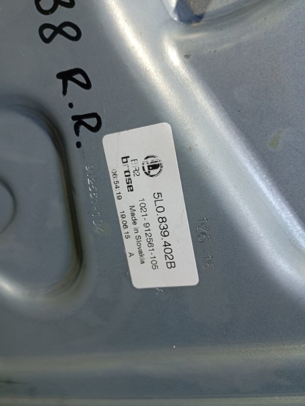 Стеклоподъемник Skoda YETI 2015