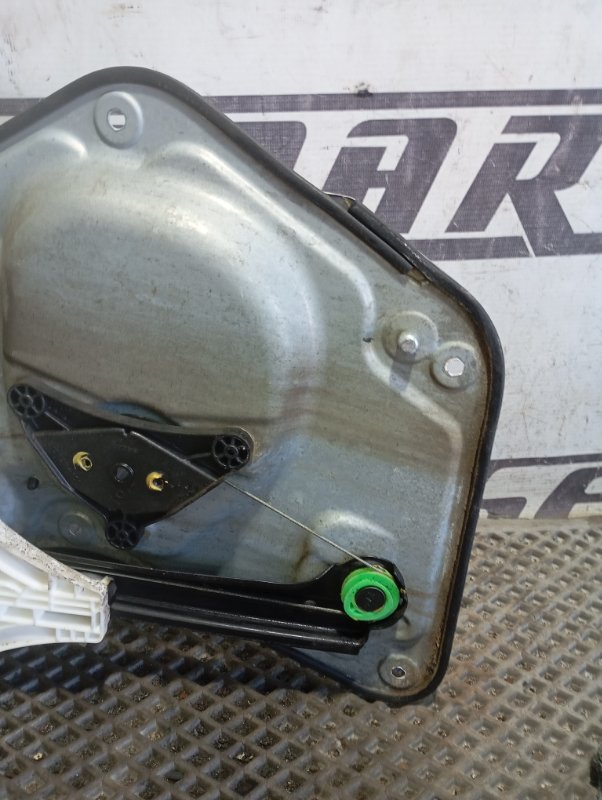 Стеклоподъемник Skoda YETI 2015