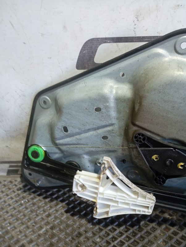 Стеклоподъемник Skoda YETI 2015