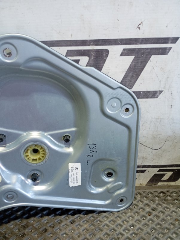 Стеклоподъемник Skoda YETI 2015