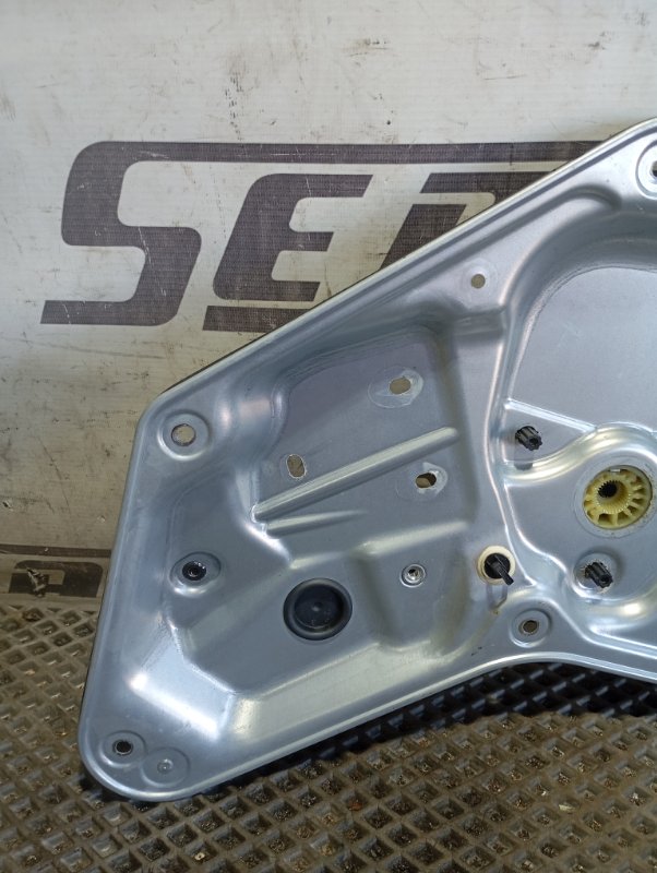 Стеклоподъемник Skoda YETI 2015