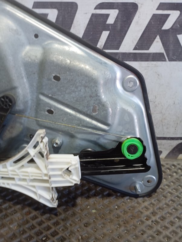 Стеклоподъемник Skoda YETI 2015