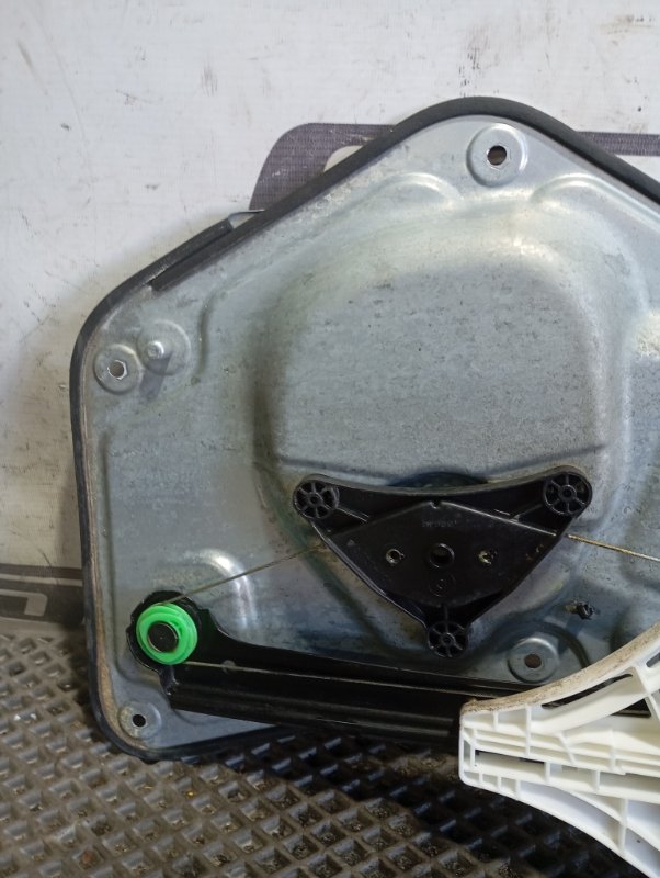 Стеклоподъемник Skoda YETI 2015