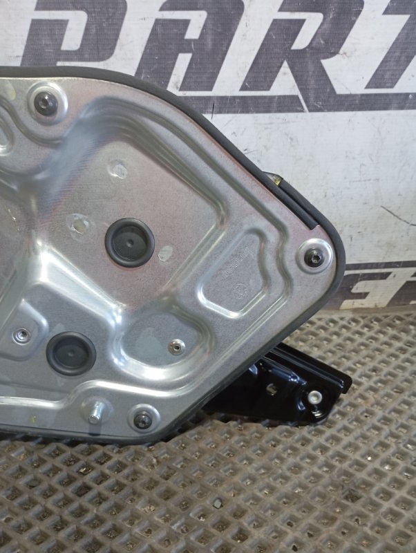 Стеклоподъемник Skoda YETI 2015