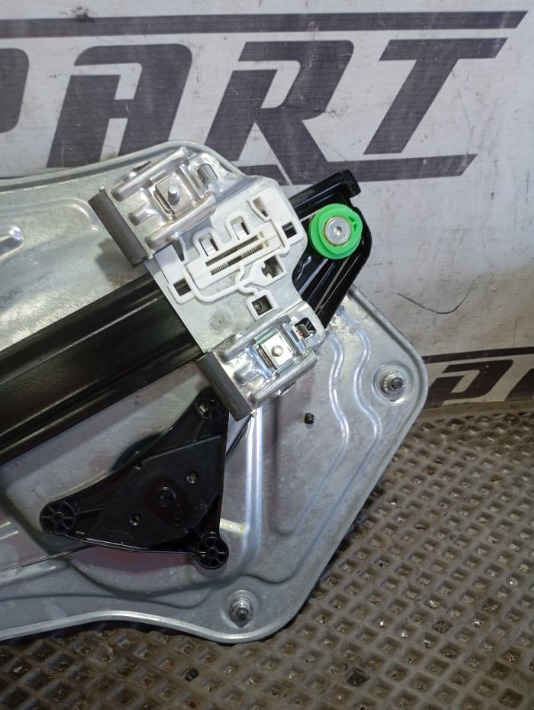 Стеклоподъемник Skoda YETI 2015