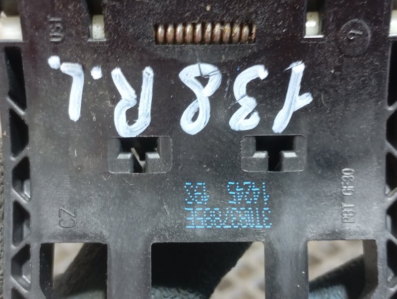 Стеклоподъемник Skoda YETI 2015