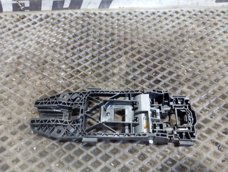 Стеклоподъемник Skoda YETI 2015