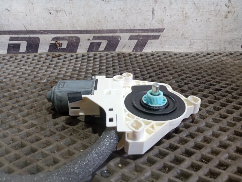 Моторчик стеклоподъемника Skoda YETI 2015