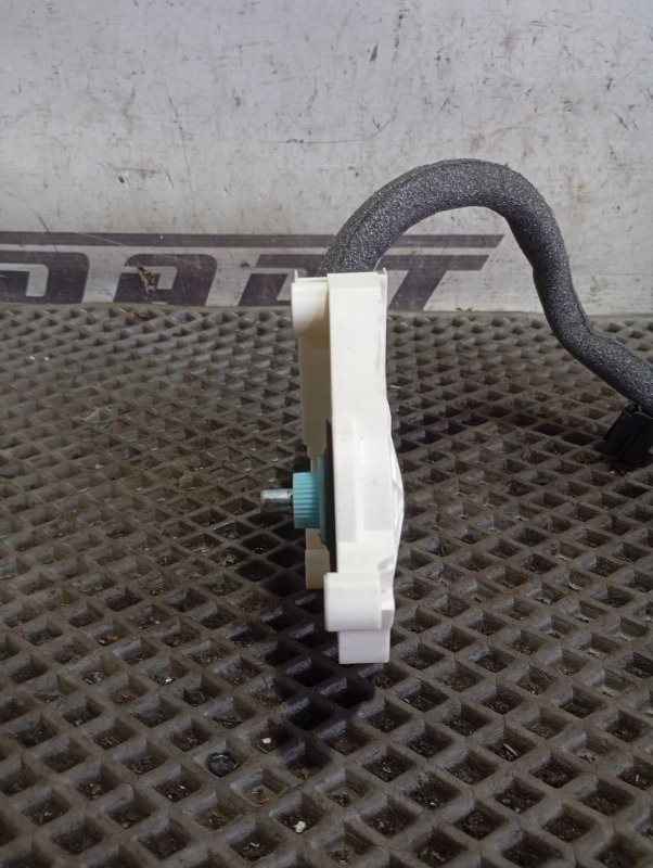 Моторчик стеклоподъемника Skoda YETI 2015