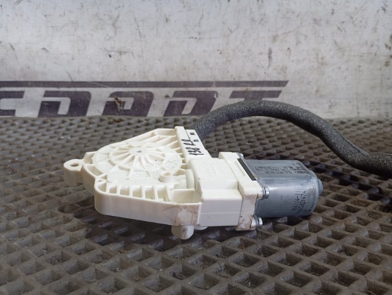 Моторчик стеклоподъемника Skoda YETI 2015