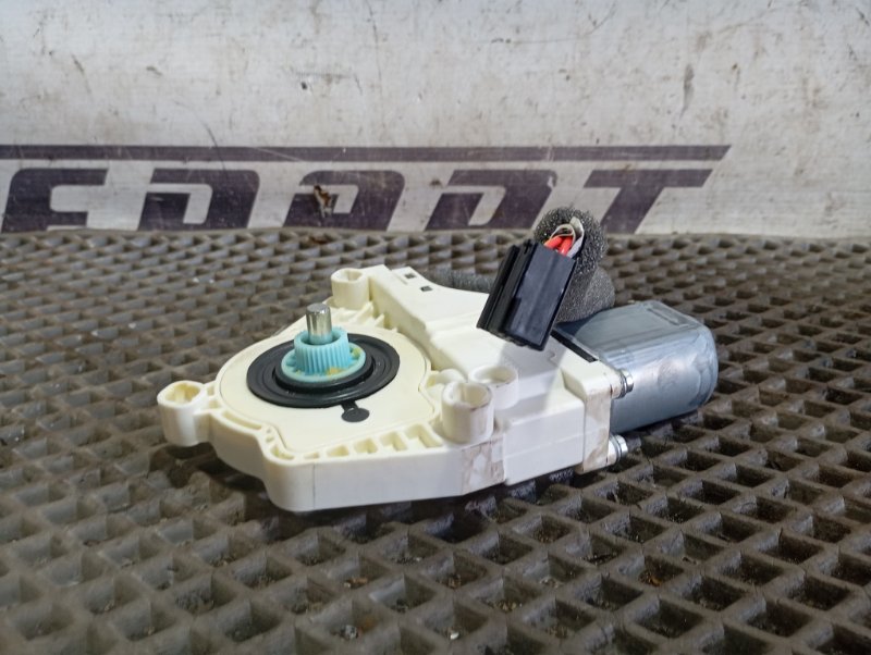 Моторчик стеклоподъемника Skoda YETI 2015