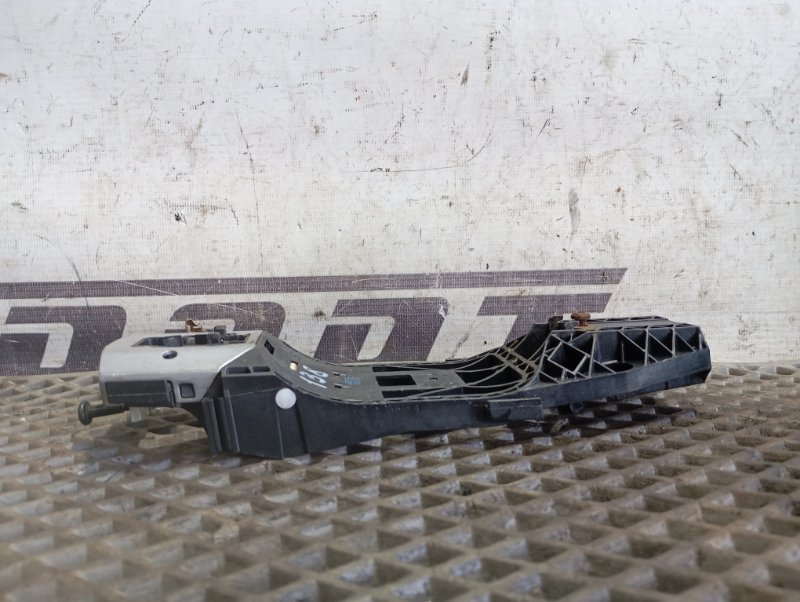 Кронштейн ручки двери Skoda YETI 2015