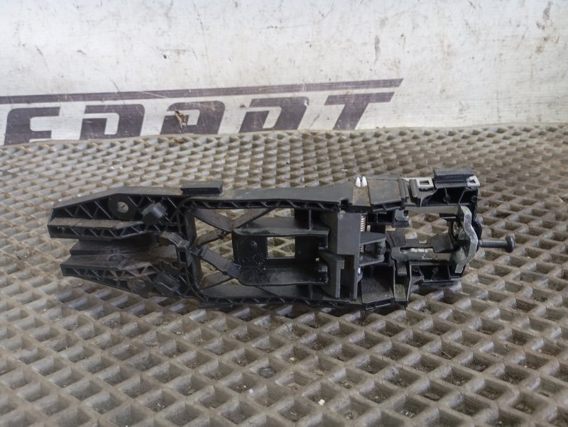 Кронштейн ручки двери Skoda YETI 2015