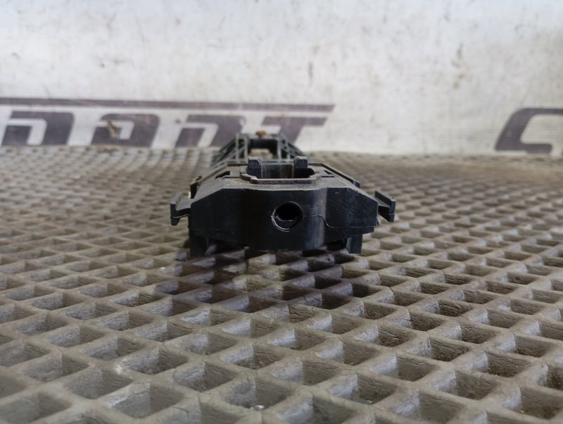 Кронштейн ручки двери Skoda YETI 2015