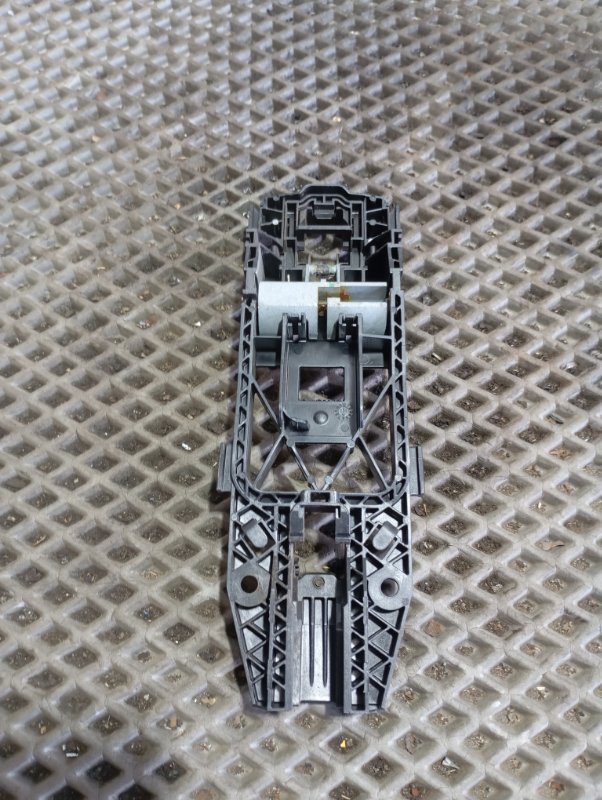 Кронштейн ручки двери Skoda YETI 2015