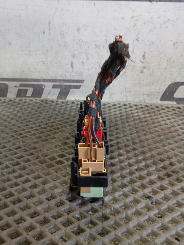 Блок предохранителей Skoda YETI 2011 5L