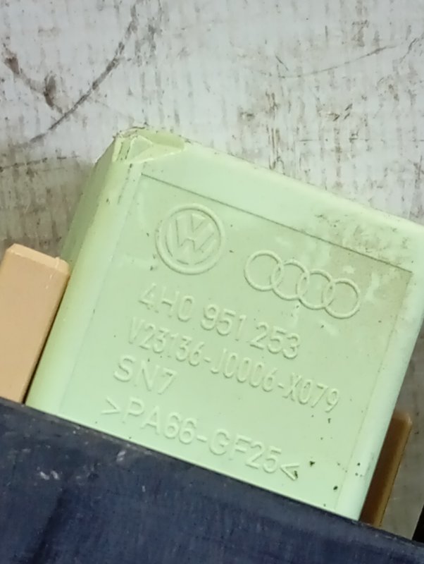 Блок предохранителей Skoda YETI 2011 5L