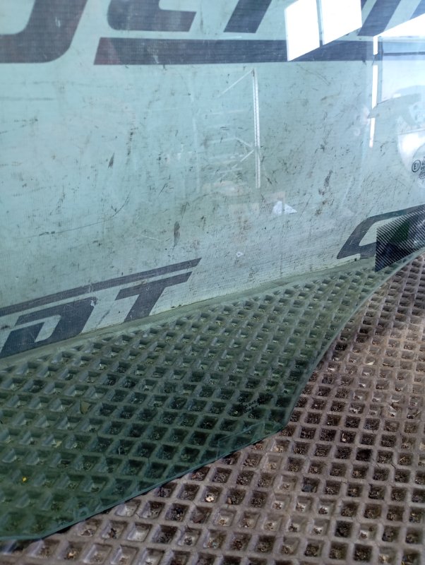 Стекло боковое Volkswagen Touareg 2006 GP