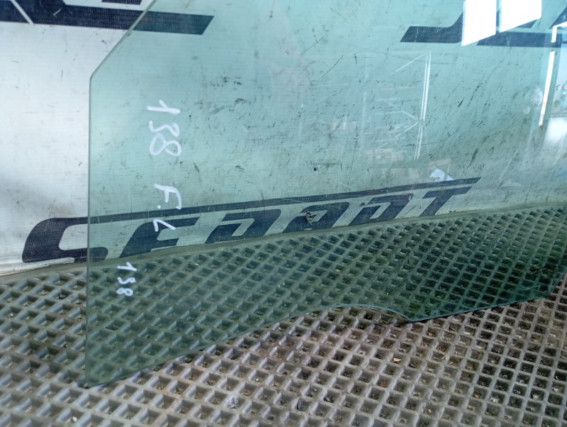 Стекло боковое Volkswagen Touareg 2006 GP