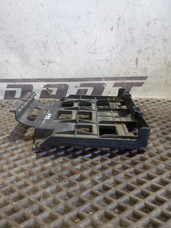 Крепление аккумулятора Audi A3 2009 8P