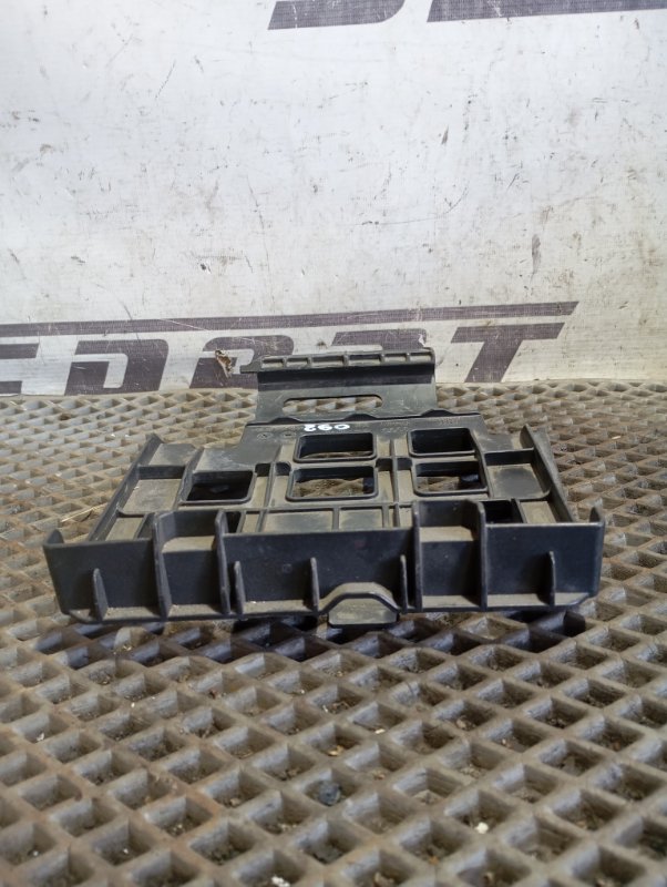 Крепление аккумулятора Audi A3 2009 8P