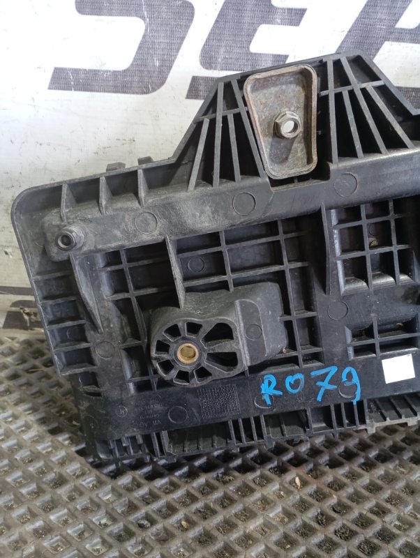 Площадка аккумулятора Skoda YETI 2015