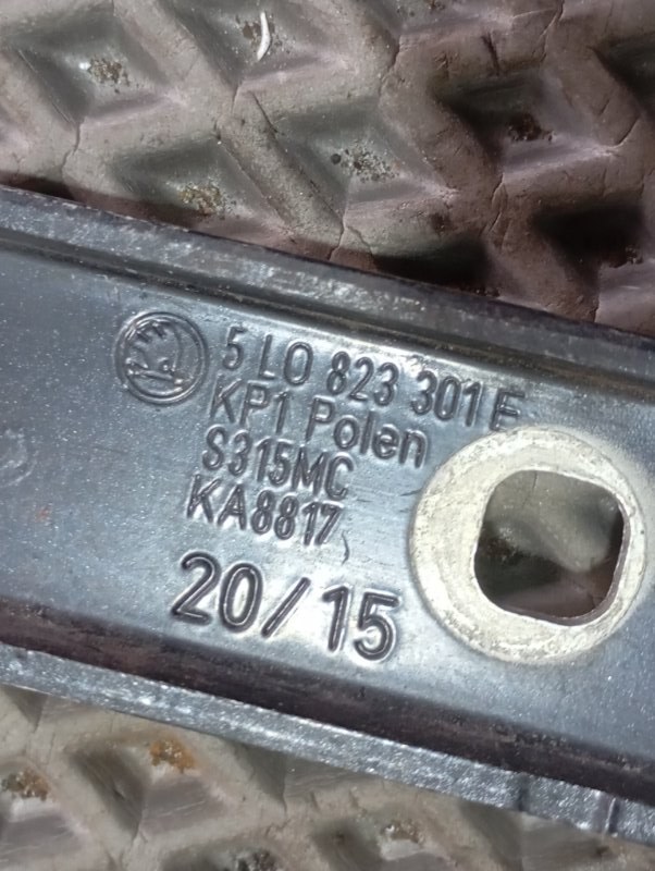 Петля капота Skoda YETI 2015