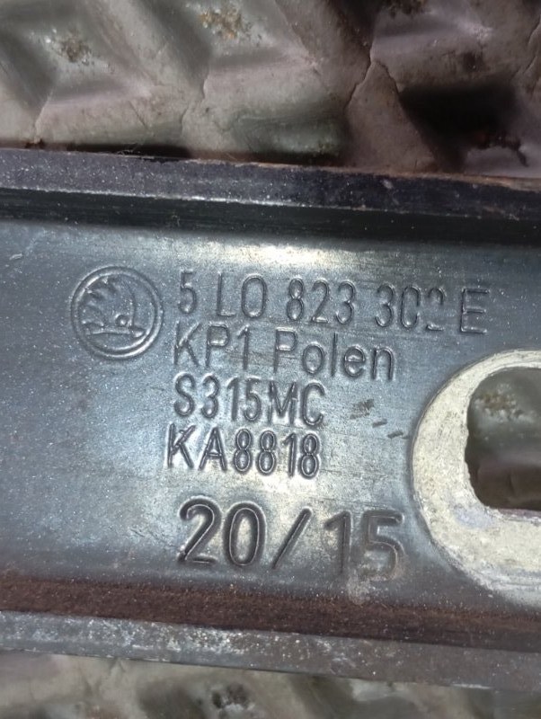 Петля капота Skoda YETI 2015