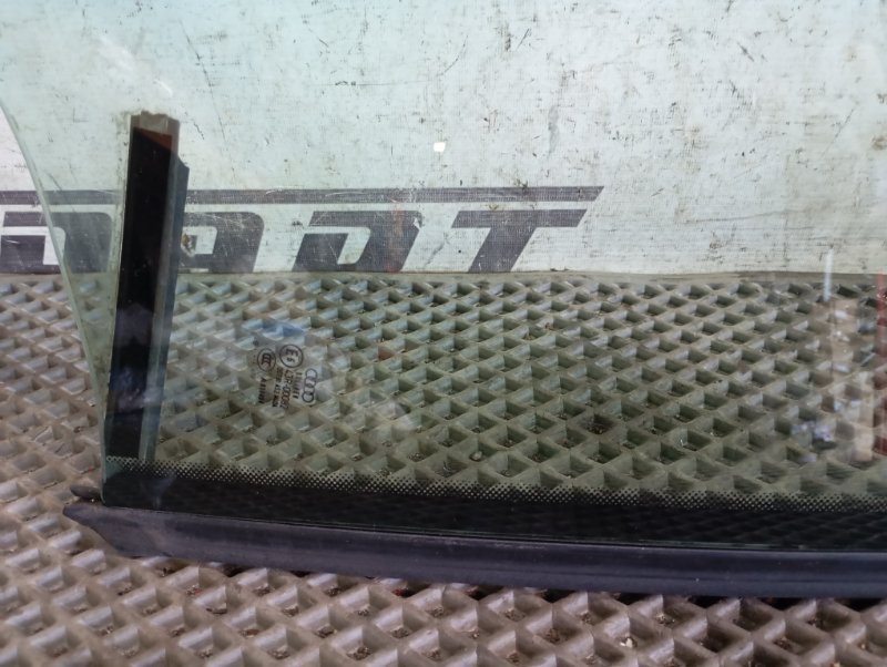 Стекло боковое Audi S5 2010 8T