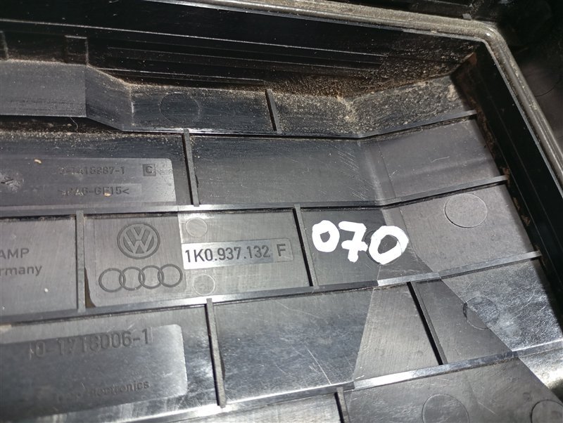Крышка блока предохранителей Audi Q3 2012 8U