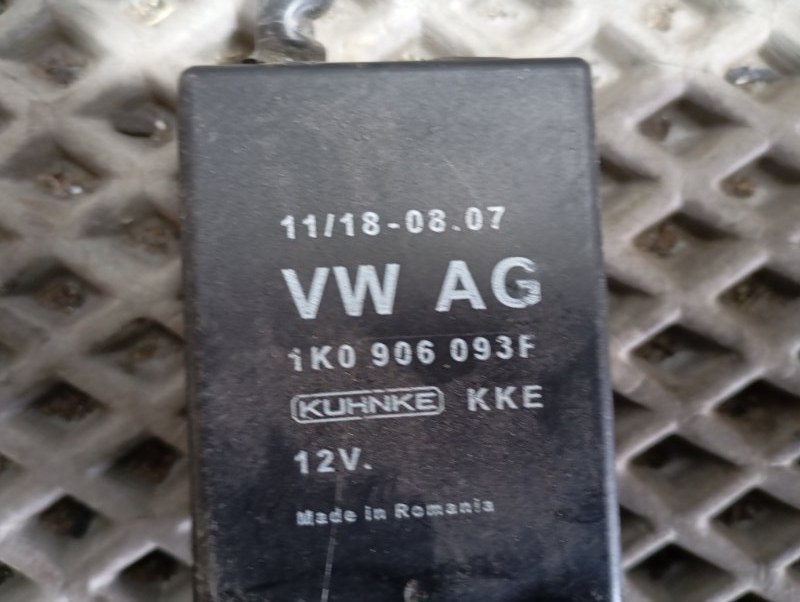 Блок управления топливным насосом Audi A3 2011 8P