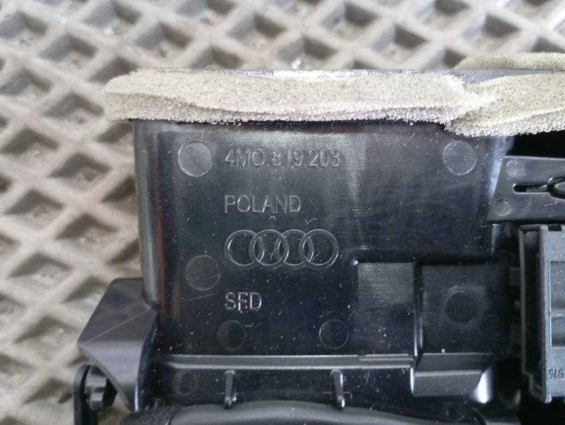 Дефлектор салона центральный Audi Q7 2015 4M