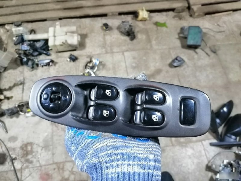 Блок управления стеклоподъемниками Hyundai Accent