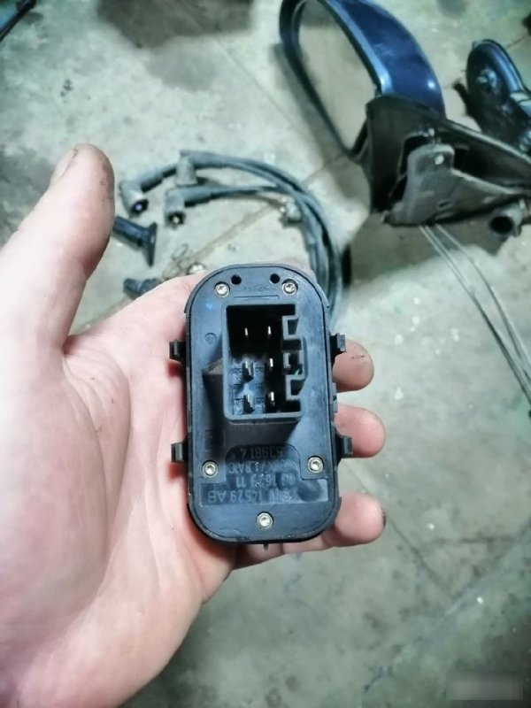 Блок управления стеклоподъемниками Ford Focus