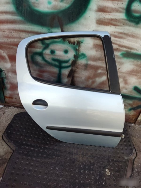 Дверь Peugeot 206