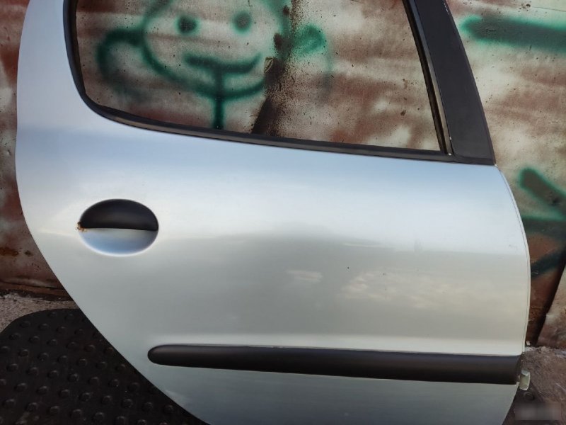 Дверь Peugeot 206