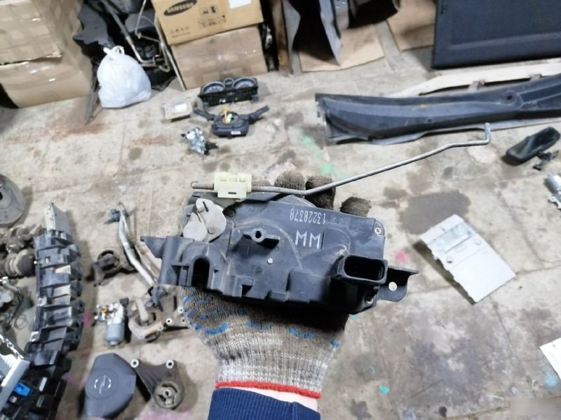 Замок двери Opel Astra H